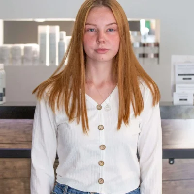 Rot-blonde Frau vor Ihrem Friseurbesuch in Kaufbeuren