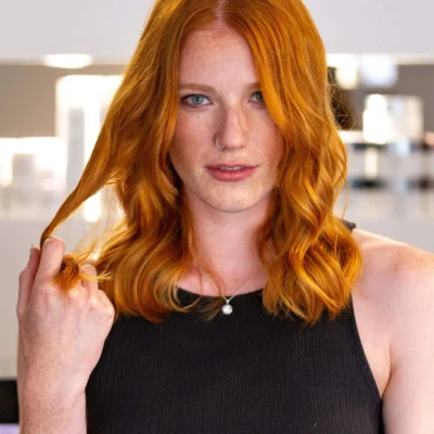 schöne rothaarige Frau nach ihrem Friseurbesuch bei Nikis' Hairlounge in Kaufbeuren