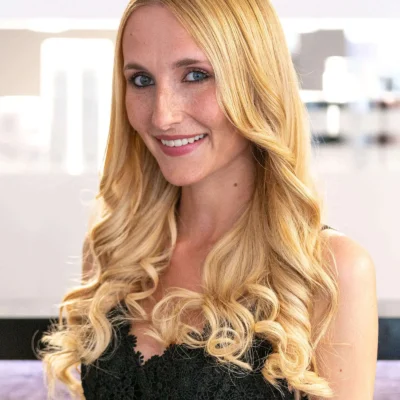 Frau mit blonden Haaren nach Friseurbesuch in Nikis' Hairlounge