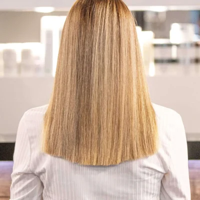 Bild nach Friseurbesuch von blondhaariger Frau - Aufnahme von hinten
